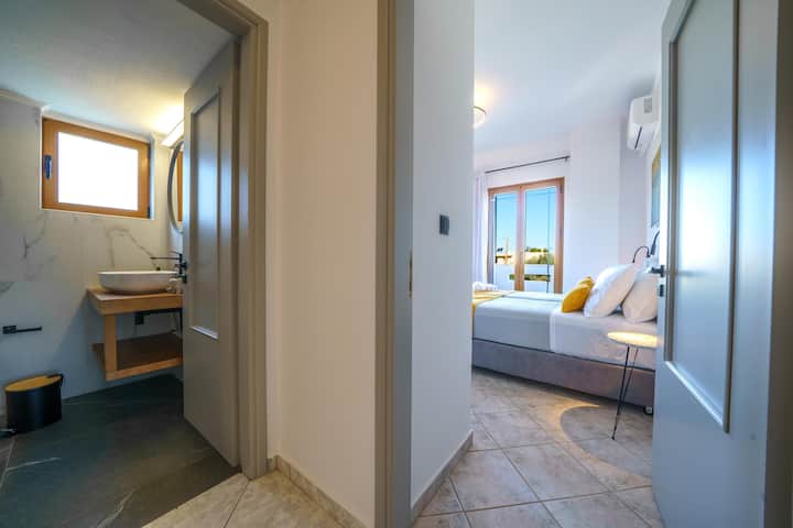 Spálňa na prvom poschodí s kúpeľňou v blízkosti apartmánu