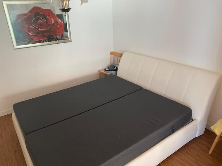 Спалната соба (брачен кревет (180 x 200 см) може да се затвори само со завеса. Директен поглед на езерото:-)