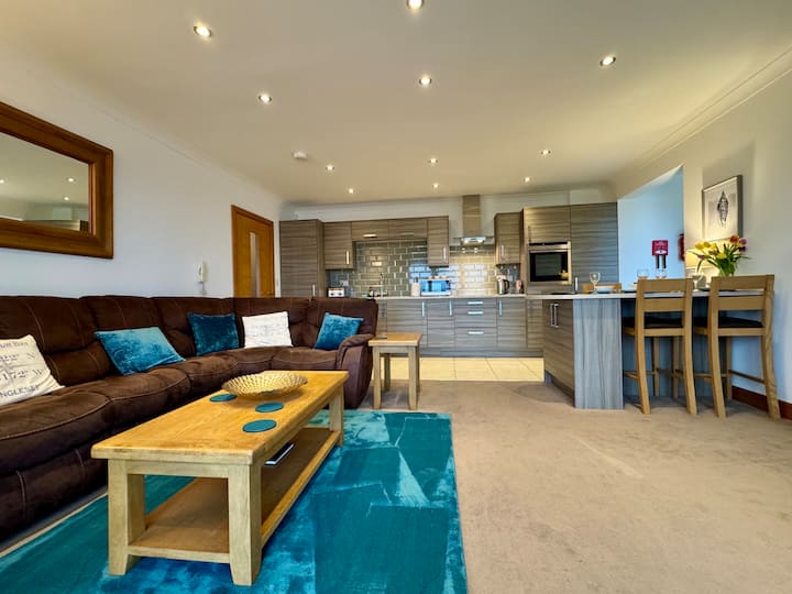 2 Y Bae -Top Floor-2 Bed - Lift And Pet Friendly - Holyhead