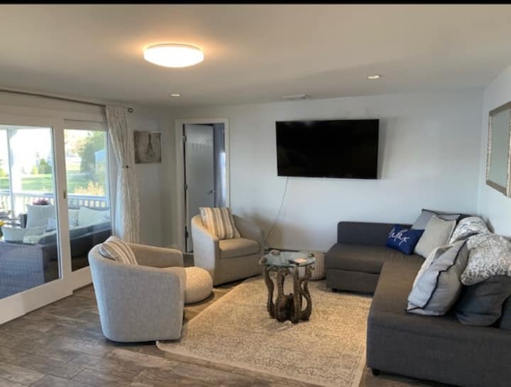 Newport County Waterfront Home! - 布里斯托爾