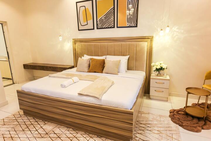 Une retraite confortable avec un lit moelleux, des draps moelleux et une ambiance sereine pour des nuits reposantes.