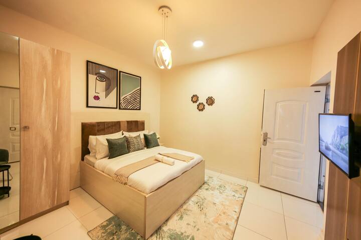 Une chambre magnifiquement conçue avec un mobilier confortable et une atmosphère tranquille pour se reposer.