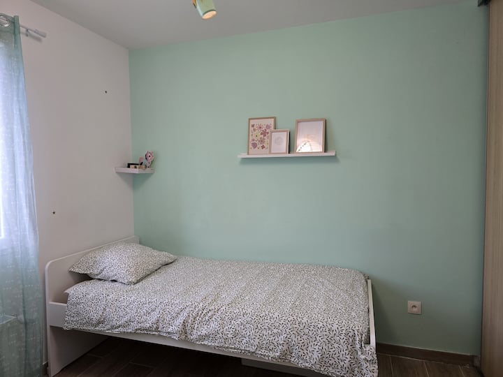 Prostrana i udobna soba s ugrađenom garderobom
2 kreveta za 1 osobu