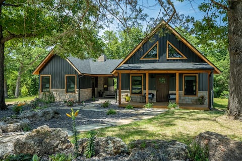 Cabin w/Hot Tub & Fireplace 1" to Bennett Spring