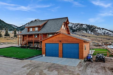 Cabin Home W/Stunning Mtn Views!
