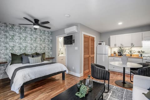 Top performing Airbnb: Chic, Fully Equipped Studio With Gated Parking! in Greater Eastwood