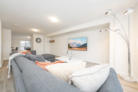 75"TV Stylish Town King Beds