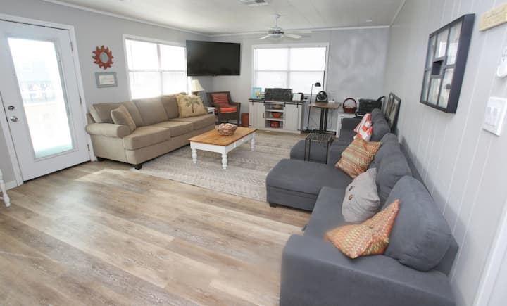 Charming 2nd Row W/ Beach Views - Surfside Beach, TX
