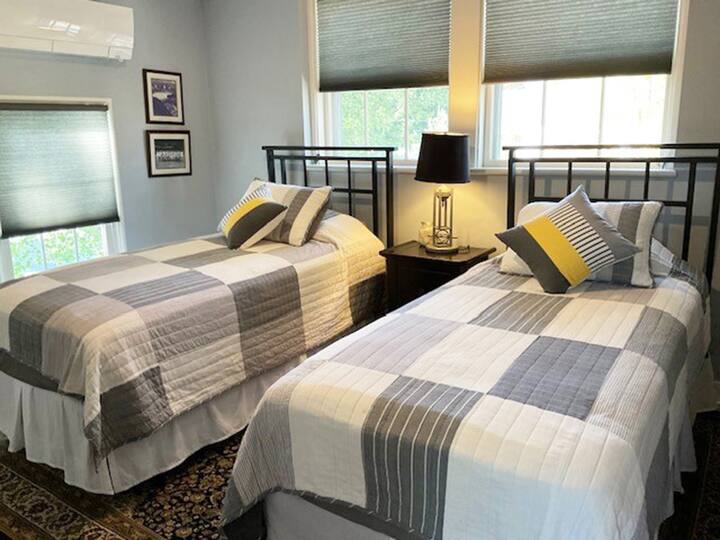 בחדר השינה השלישי יש שתי מיטות נפרדות שניתן לשנות למיטת קינג סייז אחת.  