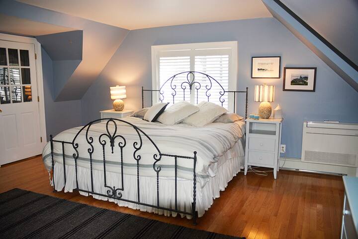 חדר שינה גדול מאוד עם מיטת קינג סייז, שידה וארון, ארונות, משאבת חום וחדר רחצה צמוד.  כל חדרי השינה בקומה השנייה.