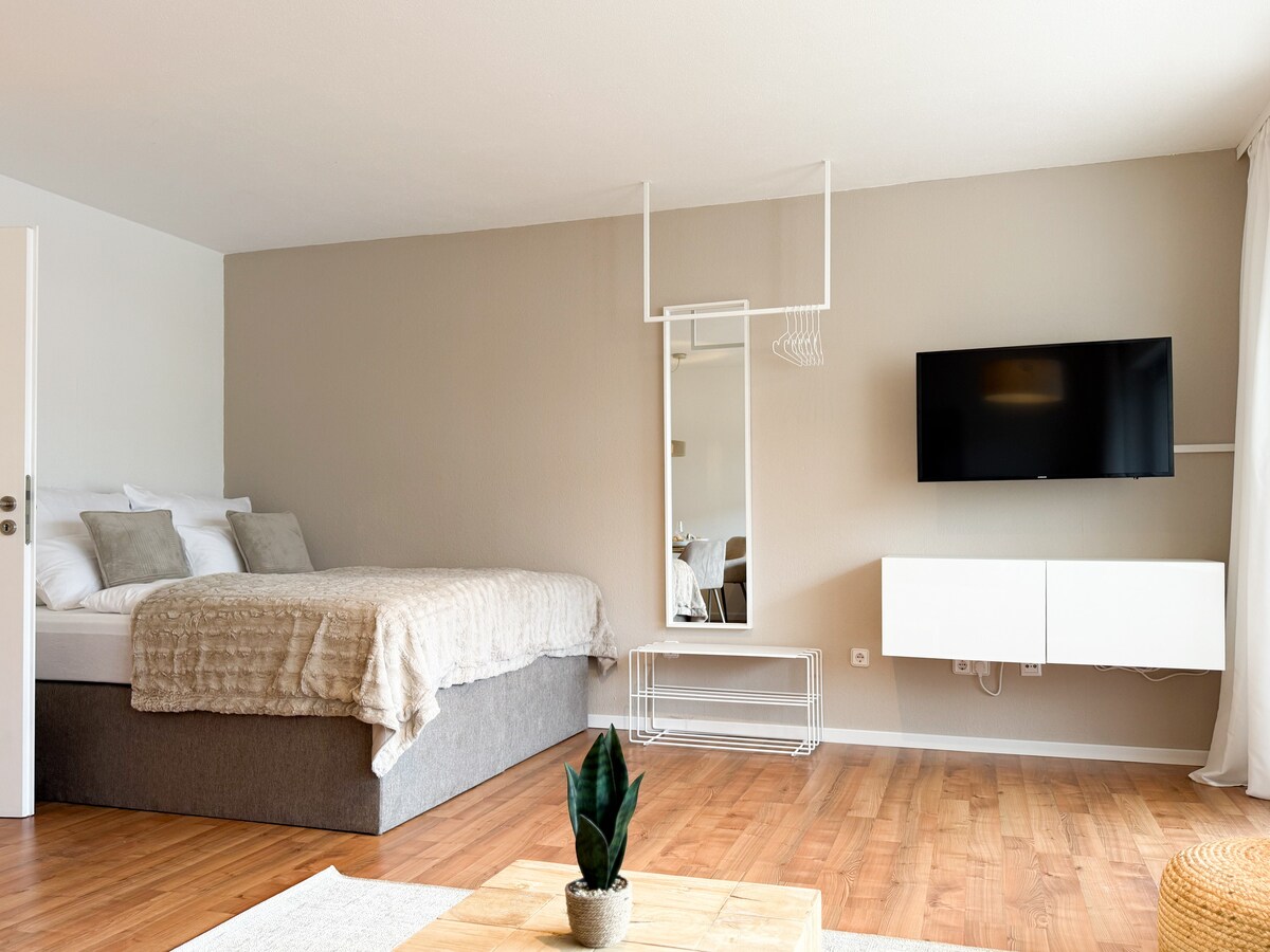 เตียงบ็อกซ์สปริงขนาด 160x200 ซม. แสนอบอุ่นรอคุณอยู่ แน่นอนว่าทุกอย่างทำขึ้นใหม่สำหรับคุณคุณไม่ต้องนำอะไรมาเพิ่ม ทีวีเป็นแบบหมุนได้คุณจึงสามารถดูทีวีได้อย่างสะดวกสบายจากเตียงและโซฟา