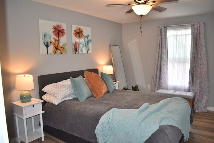 Bračni krevet (160x200) na glavnom katu. 