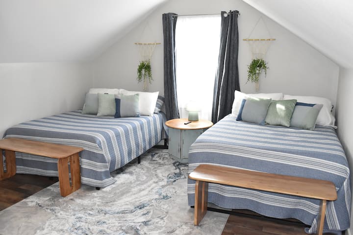 2 bračna kreveta s izvlačivim dvostrukim krevetom. Dodatna posteljina u ormaru. 