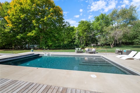 Relaxing Poolside Escape