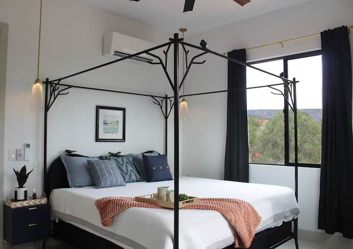 Bath 2 Ensuite with King size bed, Smart TV, private controlled thermostat and ceiling ventilator. Sedona Sky, Sedona Arizona