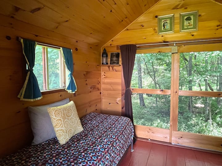 Თქვენ გაქვთ კომფორტული ერთადგილიანი საწოლი. Trundle ხელმისაწვდომია მეორე სტუმრისთვის. Მოწოდებულია ბალიშები, ზეწრები და საბნები. Უკანა კარები ეკრანებით შეიძლება გაიღოს ტყეში (როგორც სურათზეა) ან დაიხუროს სითბოსთვის.