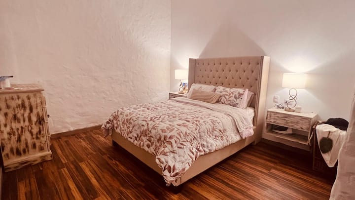 Quarto Nº 1 Cama Queen, localizada no segundo andar, com banheiro e banheira