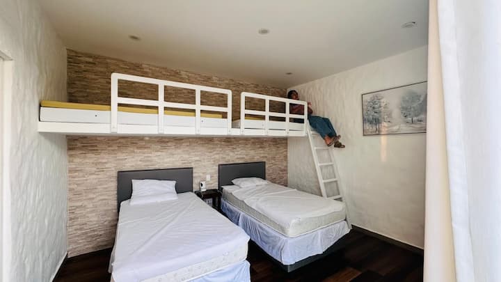 Quarto nº 3:  É composto por quatro camas e meia.  Com banheiro completo!!