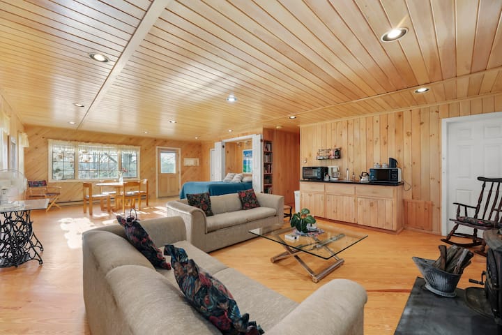 נוף נוסף לסלון בבקתת האורחים עם ריהוט נעים ואווירה רגועה.