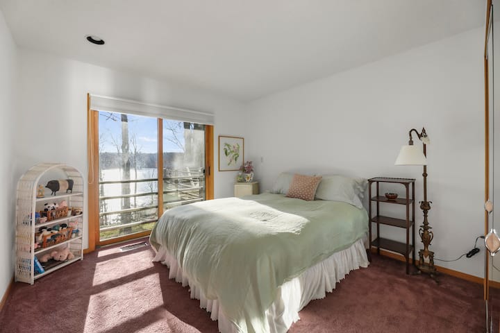 חדר שינה 2 מזמין עם מיטת קווין סייז, שטיח קטיפה, מצעים ירוקים, אור רך ועיצוב מקסים לנופש נעים.