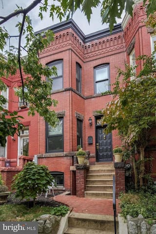 NEW Stately Capitol Hill Townhouse gallery image 2