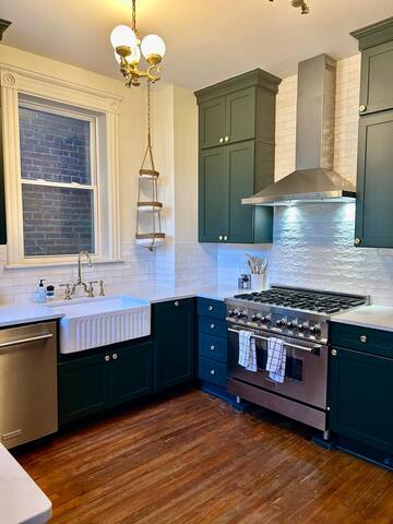 NEW Stately Capitol Hill Townhouse gallery image 3