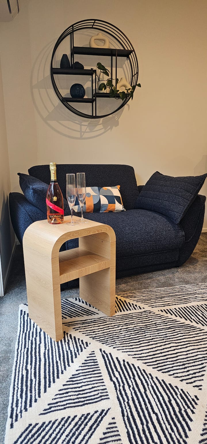 Повремен стол кој, исто така, се претвора во кауч на спуштање за да може да го користи дополнителниот гостин