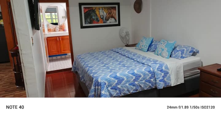 سرير كبير
مروحة
تلفزيون ذكي
حمام مع دش