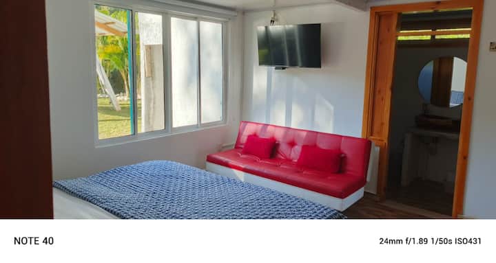 سرير بحجم كبير
أريكة
حمام مع دش
مروحة
تلفزيون ذكي