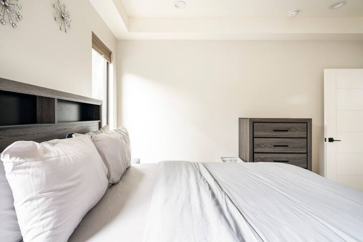 Santa Monica Luxury open space 6 BD house gallery image 3