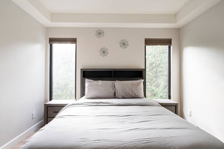 Santa Monica Luxury open space 6 BD house gallery image 2