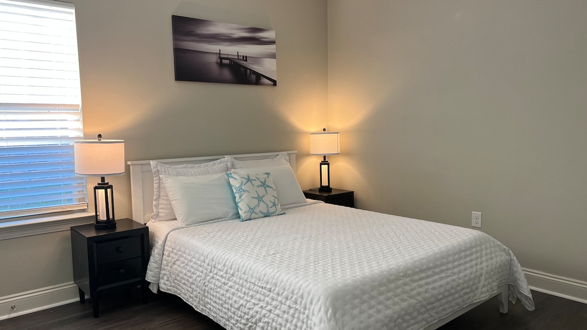 Спалня 3:
-  Двойно 10- инчово легло с мемори пяна.
- Двойно (75” x 38 ”) 5 - инчово легло с мемори пяна.
- Две нощни шкафчета с две настолни лампи.
- конзолна маса с огледало.
