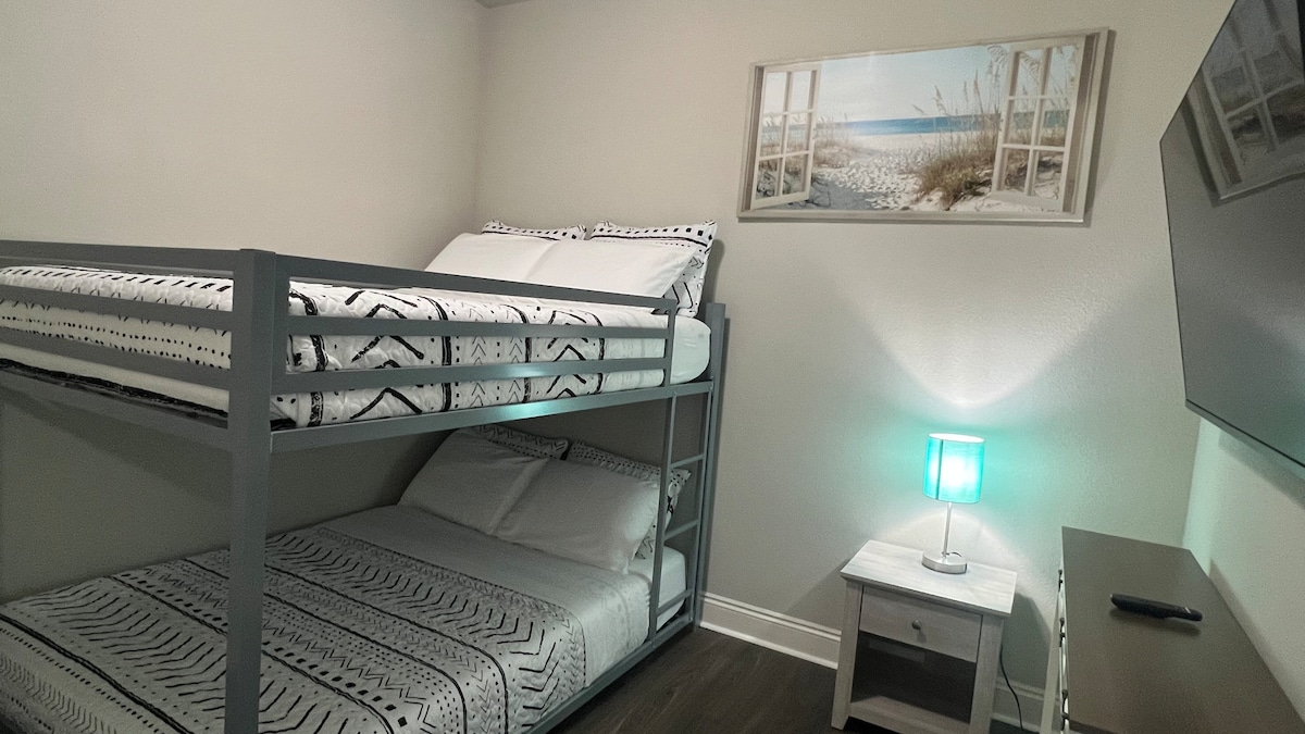 Спалня 6:
Огромната гардеробна е превърната в 6-та спалня, която споделя баня с основната баня.
- 10 - инчов матрак с мемори пяна на пълно двуетажно легло.
- 55 - инчов смарт телевизор на стойка за телевизор
- 5 ракла, огледало.
– Нощна масичка.