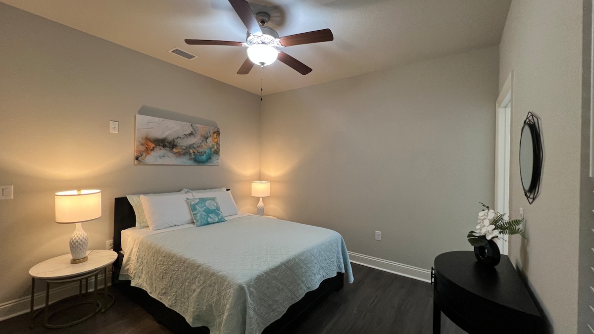 Спалня 2 е свързана с баня:
- Двойно легло от 10 - инчова мемори пяна.
- Единично (75” x 38 ”), 5 - инчово легло с матрак с мемори пяна.
- Две двойни нощни шкафчета с две настолни лампи.
- Конзолна маса с розово огледало.
- Вентилатор на тавана. 