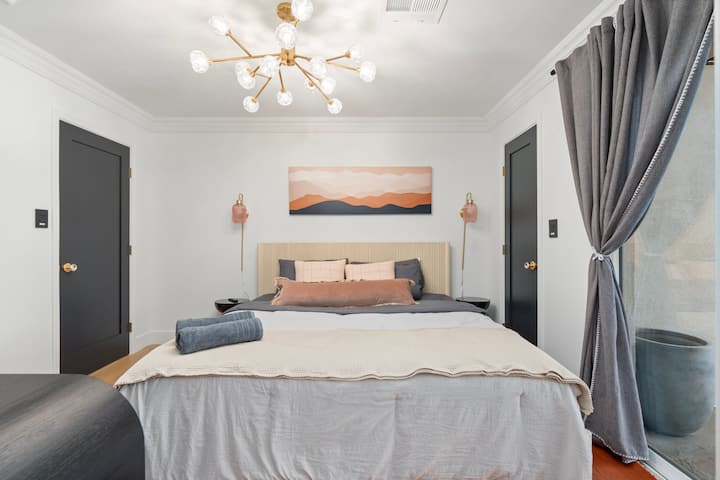 从现代灯具到令人平静的艺术品，每一个细节都为这间卧室营造出温馨的氛围。