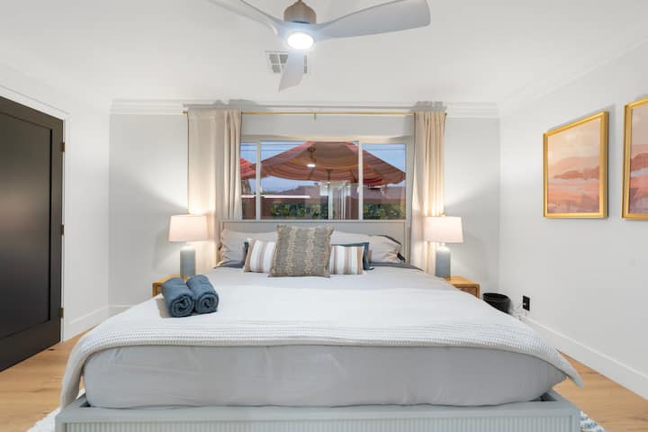 这间卧室配有豪华床铺和大窗户，可欣赏美丽景观，让您体验极致舒适。