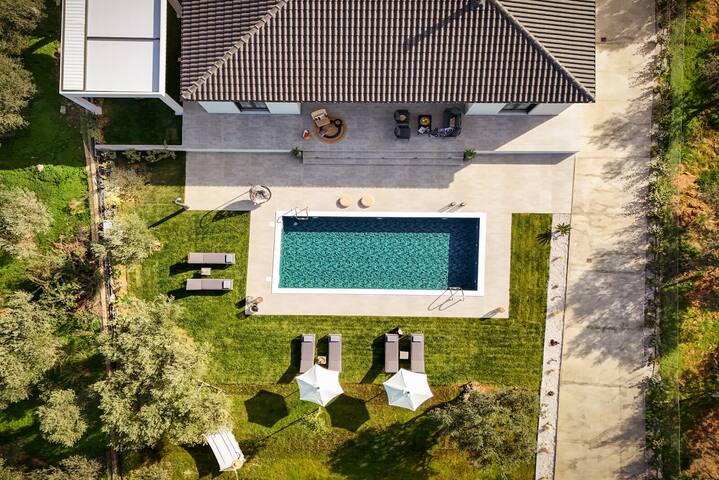 Villa De Lujo a brand-new luxury 4-bedroom villa. gallery image 3