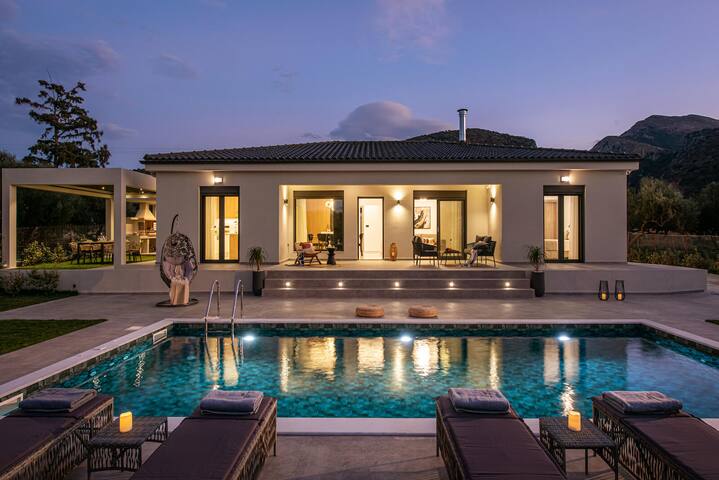Villa De Lujo a brand-new luxury 4-bedroom villa. gallery image 2