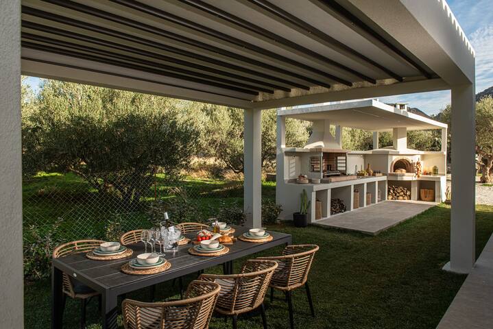 Villa De Lujo a brand-new luxury 4-bedroom villa. gallery image 4