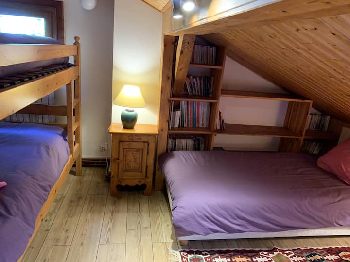 Bweni 2 vitanda vya mtu mmoja na kitanda 1 cha ghorofa (kinalala 4)