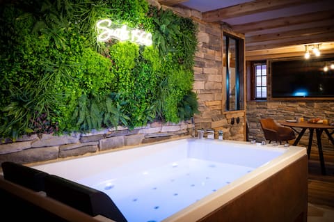 Luxury Suite & Hot Tub 1566