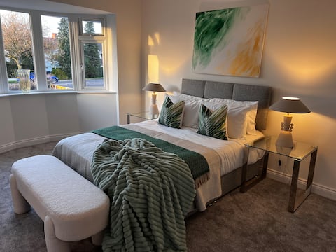 Upscale 5BR Haven • Spacious & Serene