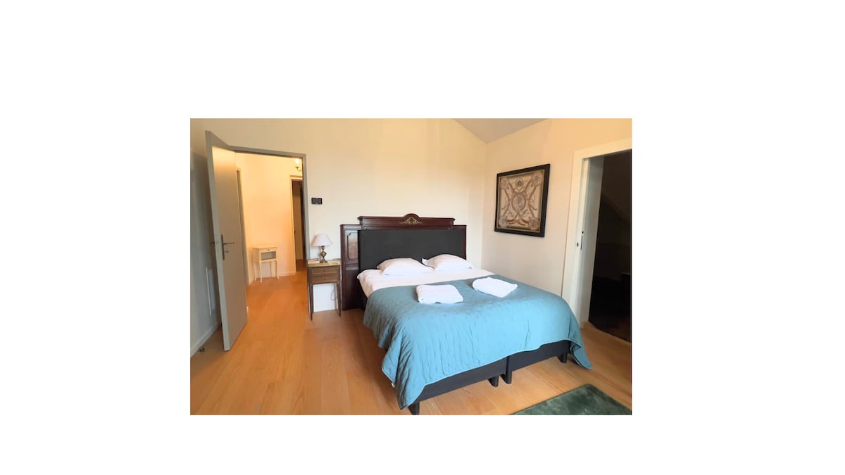 ห้องนอน 1 หรือห้องสวีทพร้อมห้องนั่งเล่น (#3) และห้องน้ำขนาดใหญ่ (#1)
นอน 160x190 (ผ้าปูที่นอนเอ็มม่า)