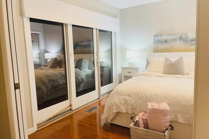 Главна спална соба. Разбудете се во вашиот удобен брачен кревет (широк 150-179 см) со мирните звуци на езерото. Вратите на поплочениот двор се отвораат кон поплочениот двор со поглед кон прекрасното езеро Шатокуа.