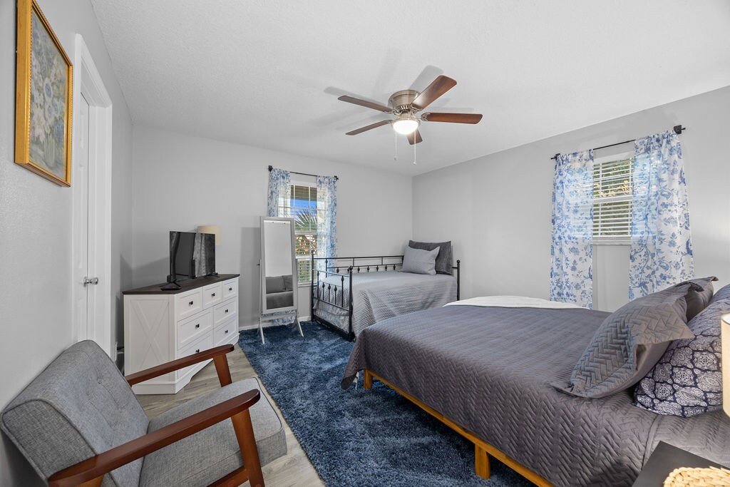 Ოჯახური ფლიგელი
Შესანიშნავი საცხოვრებელი მცირე ოჯახისთვის ან მეგობრების ჯგუფისთვის
~საწოლი დიდი ხნით
~ორადგილიანი საწოლი ორადგილიანი საწოლით
~დამხმარე სააბაზანო
~სმარტ-ტელევიზორი