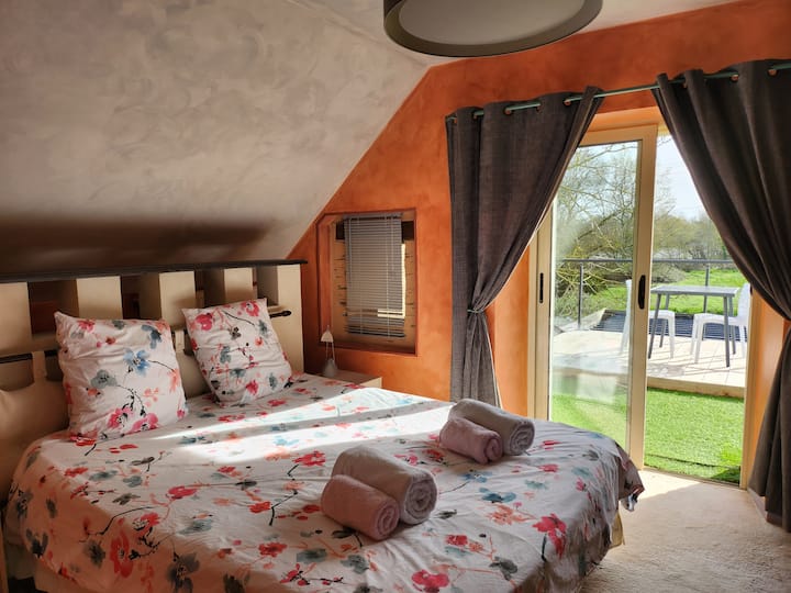 Gran habitación cama 160x200, así como 3 camas 80x90 en la prolongación de la habitación, separada por una cortina.