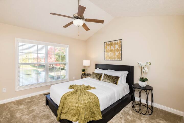 Tuttle Rose gallery image 5