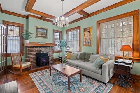Top Airbnb: Historic Riverside Gem - Cafes, Shops & Riverwalks in Riverside