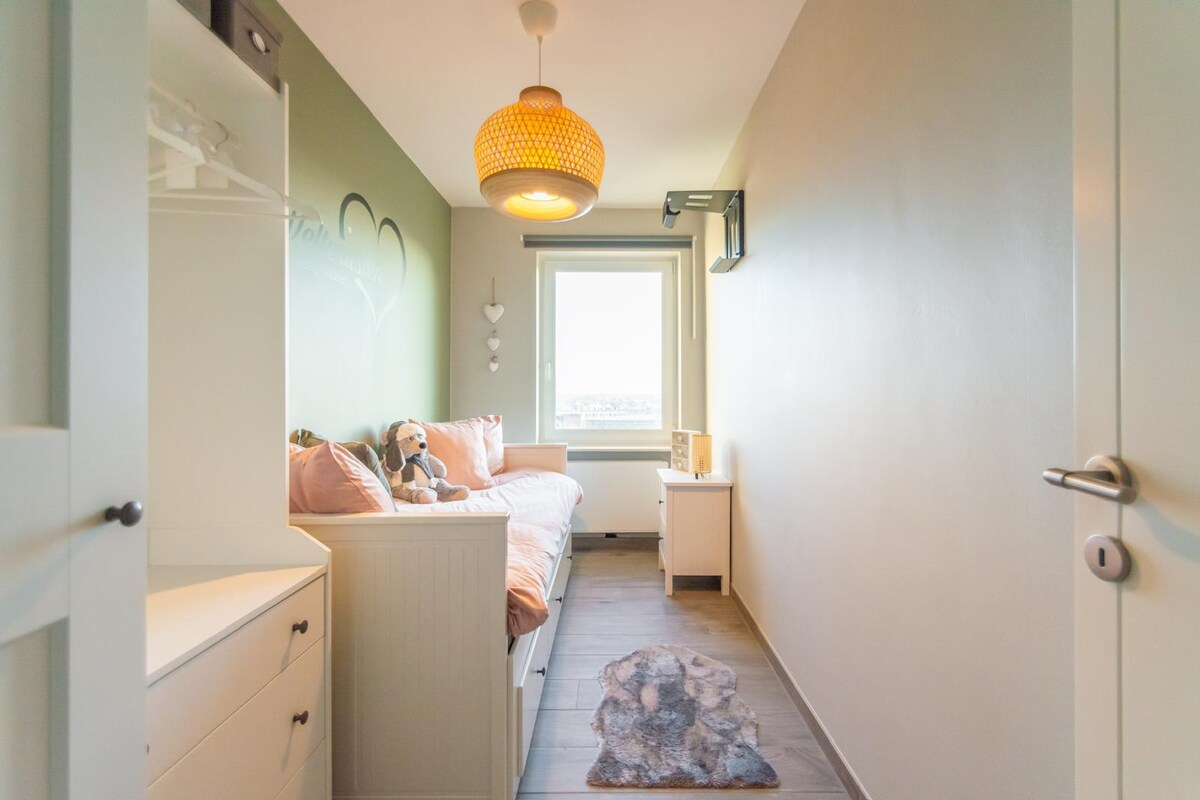 Детска соба со кревет на спуштање. 