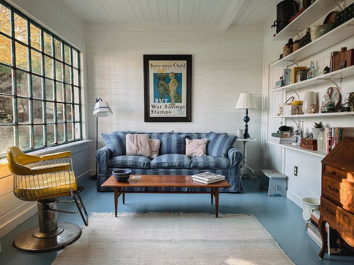 Blue Shaboo: Idyllic Waterfront Cottage